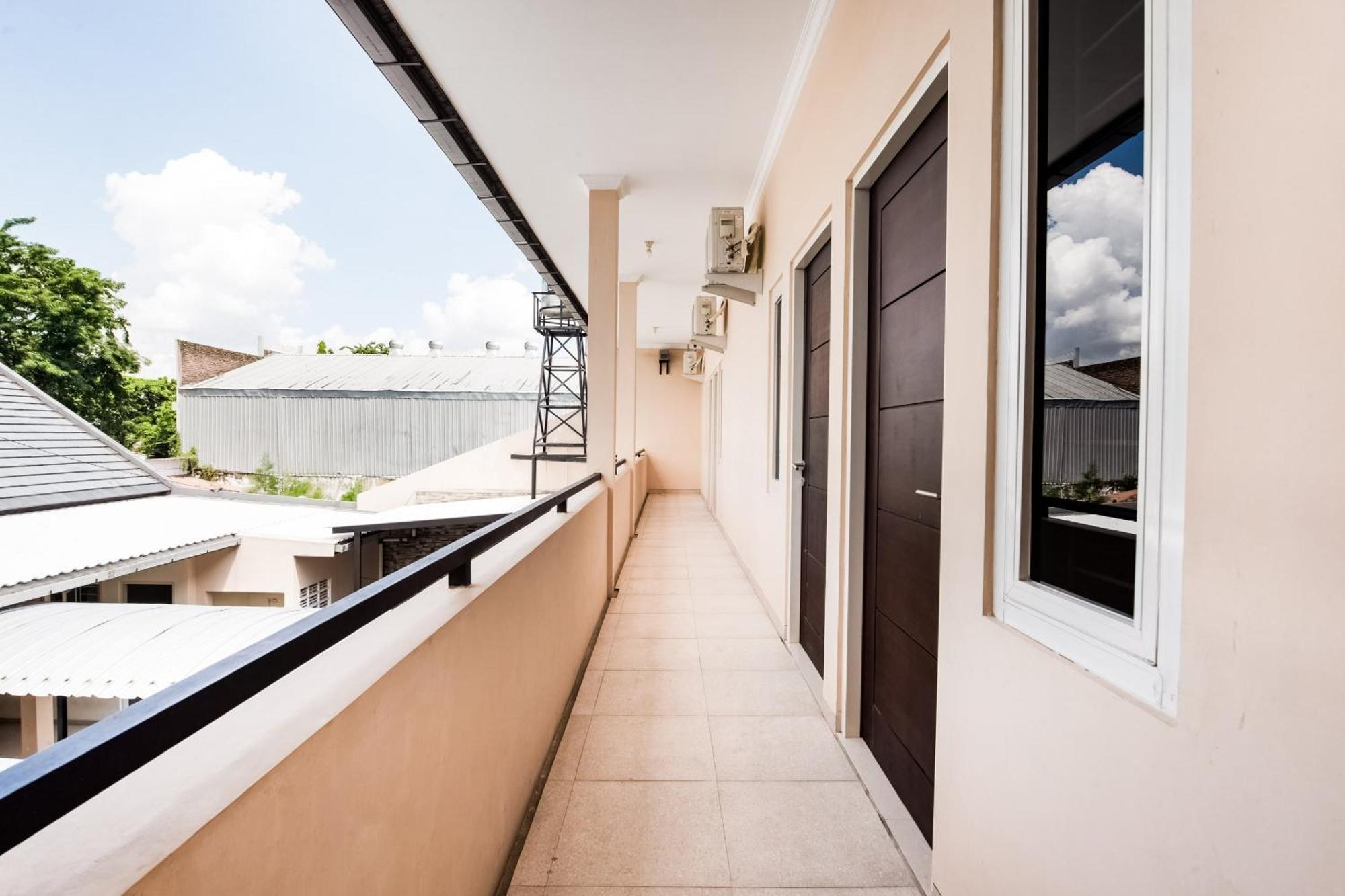Oyo Life 3398 Griya Rm 19 Syariah Hotel Surabaya Eksteriør billede