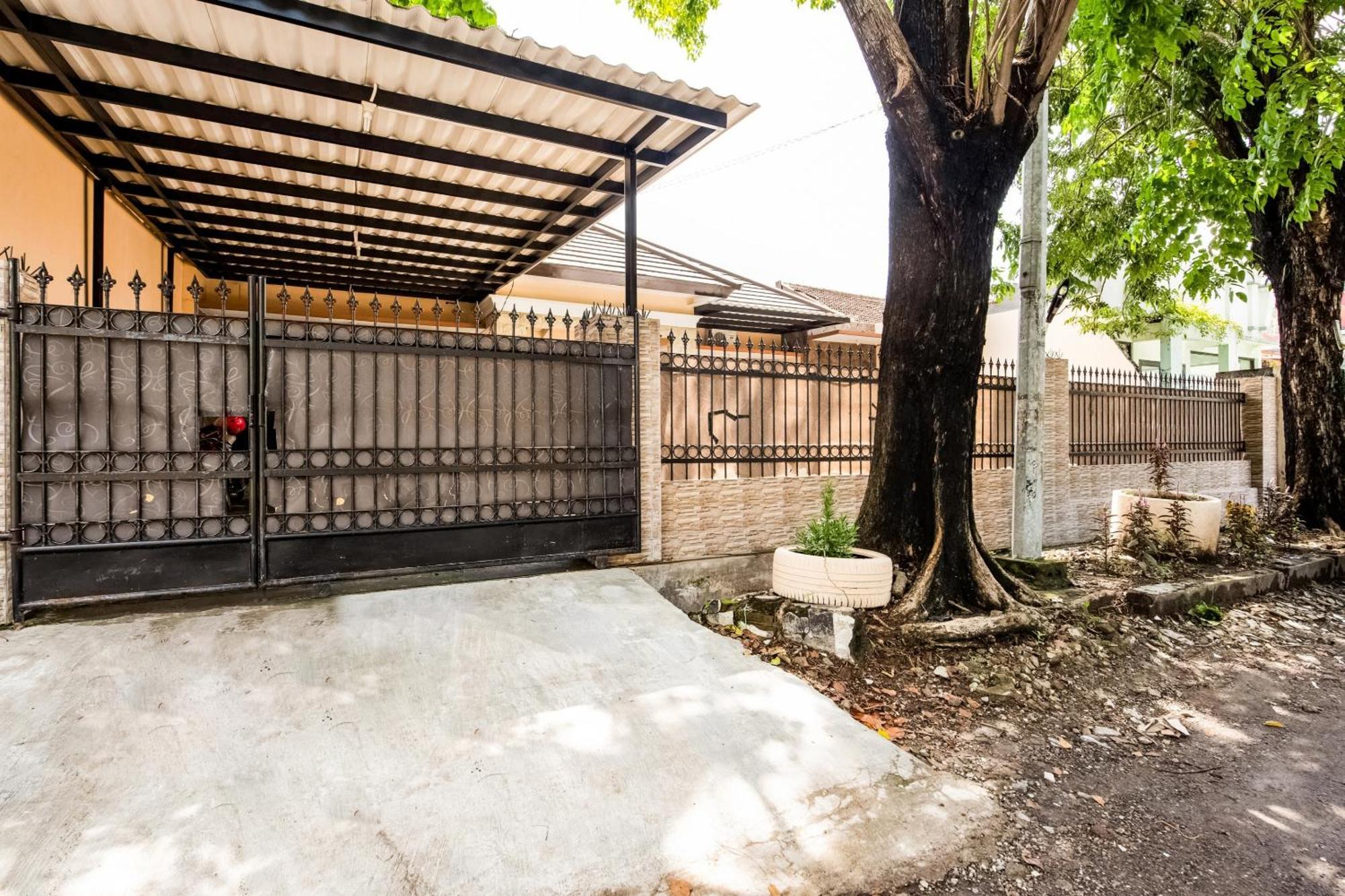 Oyo Life 3398 Griya Rm 19 Syariah Hotel Surabaya Eksteriør billede